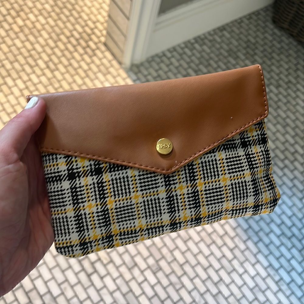 Ipsy glam bag with 5 mystery items cosmetics new